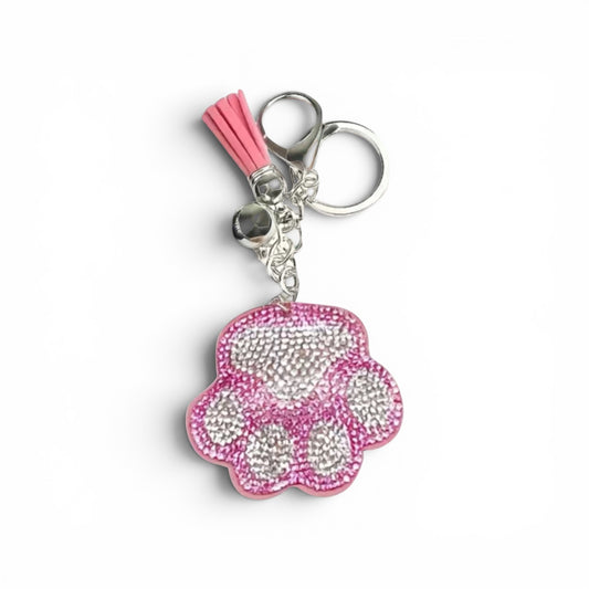 Llavero de huella de perro rosa con zirconias